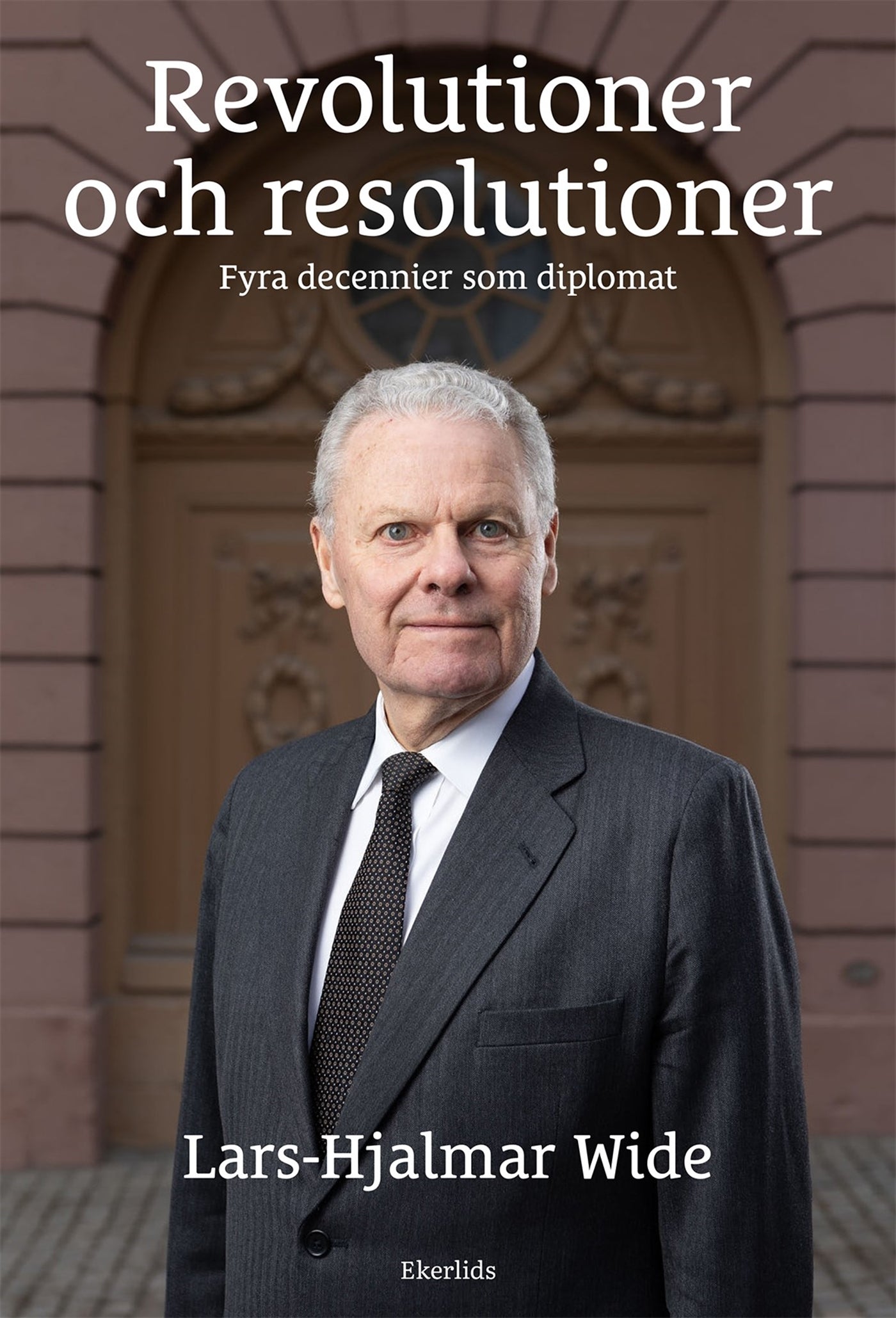 Revolutioner och resolutioner - fyra decennier som diplomat – E-bok
