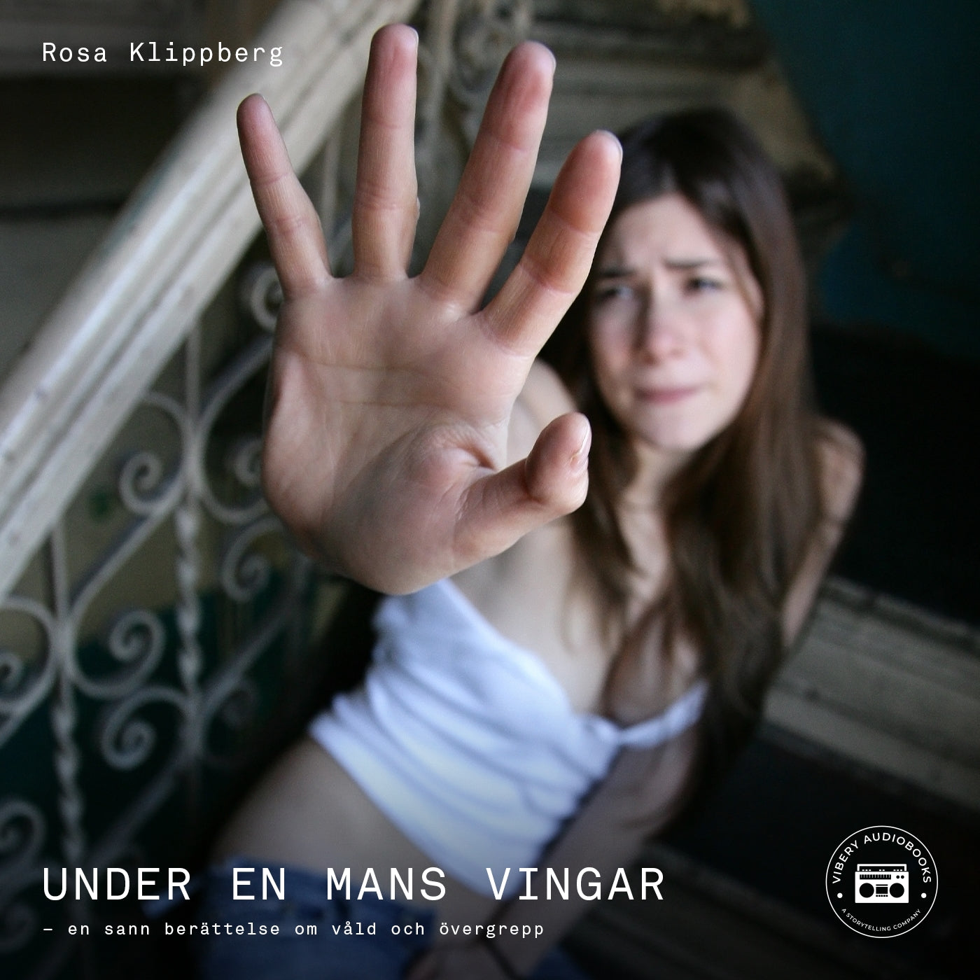 Under en mans vingar - En sann berättelse om våld och övergrepp – Ljudbok